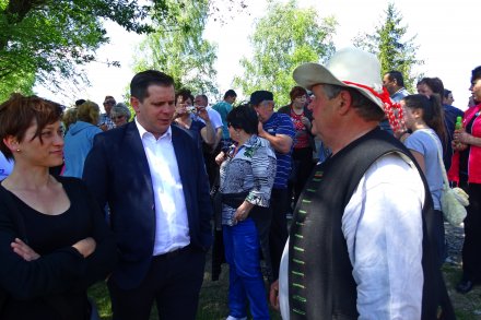Burmistrz miasta Tomasz Bujok wraz z małżonką rozmawiają z bacą Kukuczką/fot. P.Brągiel